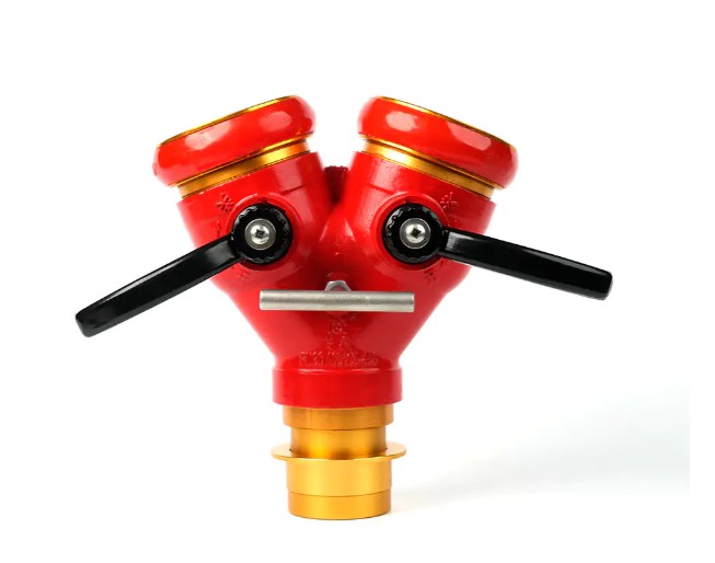 What are the advantages of using a locking two-way fire hose distributor in high-rise building and forest fire fighting scenarios?